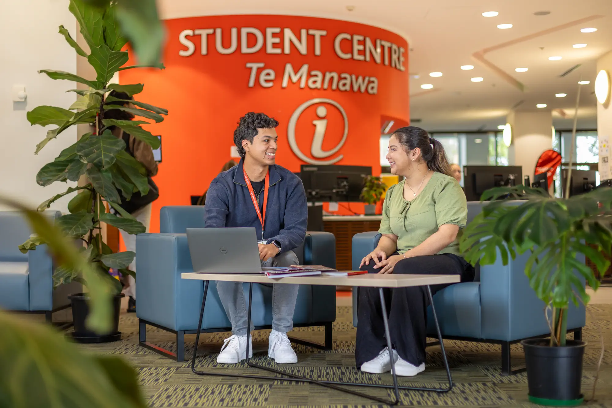 student-meeting-with-advisor-in-student-centre