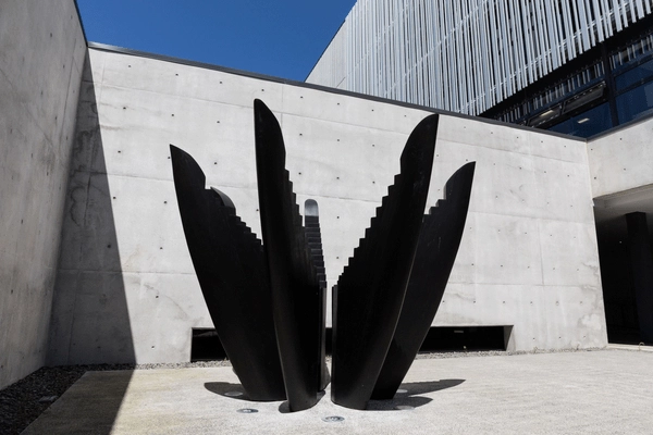 2016 11 09 Campus general shots Law courtyard sculpture 31699 600x400 bf06395